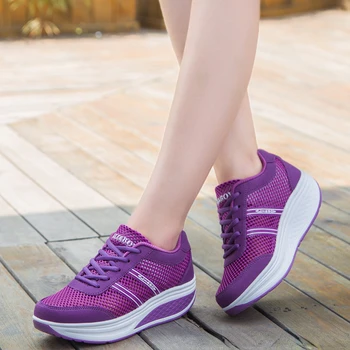 2023 Нова лятна дамски обувки на окото дишащи спортни обувки за жени Модни маратонки с дебела подметка Дизайн маратонки за жени