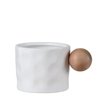 Керамична чаша, дизайнерски смисъл, Сферична дървена дръжка