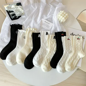 Черно-Бял тенденция с гъбен ръба, удобна японска бродерия във формата на сладка цвете, Ins, корейски модни чорапи с надпис, дамски чорапи